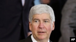 El gobernador de Michigan, Rick Snyder, es acusado de ignorar el problema del agua potable contaminada en la ciudad de Flint.
