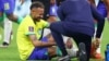 Neymar reçoit les soins du staff médical lors du match entre le Brésil et la Serbie, le 24 novembre 2022 au Qatar.