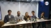 De izquierda a derecha César Rincón, Manuel Parejo, Ronna Rísquez, Héctor Navarro y Mirla Páez; miembros de la red de periodistas e investigadores Monitor de Víctimas, el 27 de julio, en Caracas. [Foto: VOA/Adriana Núñez Rabascall]
