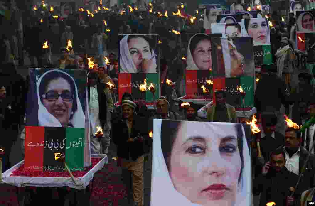 Pendukung mantan Perdana Menteri Pakistan yang tewas terbunuh Benazir Bhutto berkumpul memperingati ulang tahun keenam pembunuhan Bhutto, dalam sebuah unjuk rasa di Lahore, Pakistan.