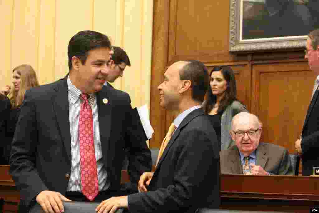 Al terminar la sesión, los legisladores Gutiérrez y Labrador se encontraron y dialogaron, después de que la semana pasada Labrador abandonara el “grupo de los ocho”.
