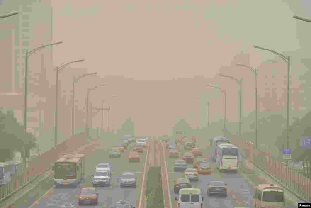 北京沙尘暴中的公路(2017年5月4日)