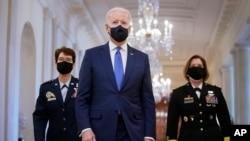Predsednik SAD Džo Bajden korača u pratnji generalke Vazduhoplovnih snaga SAD Džekalaj Ovest generalke Laure Ričardson, u sklopu obeležavaja Osmog marta u Beloj kući, Vašington, 8. marta 2021.
