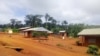 Le village Lom Pangar new look dans l'est du Cameroun, 5 septembre 2018. (VOA/Emmanuel Jules Ntap)