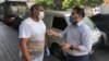 El camarógrafo Jhonatan Bello (Izq.) y el reportero Luis Gabriel Patiño (Der.), del equipo periodístico de VPITV, liberado en Caracas.