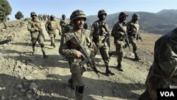 Pasukan Pakistan berpatroli di daerah Warizistan.