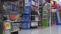 在杂货店现场上健康食品选择课