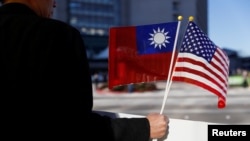 台湾总统蔡英文2017年1月过境加州时，一个人手握美国国旗和台湾青天白日满地红旗，对蔡英文和台湾表示支持(资料照)