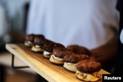 3D printed plant-based vegan meat dishes, produced by Israeli start-up Redefine Meat, are displayed in Rehovot, Israel October 6, 2022. (REUTERS/Nir Elias)
