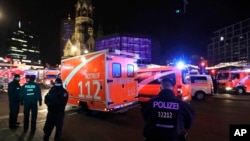 Ambulancias llegan al lugar de un mercado navideño en Berlín donde un camión se subió a una acera y arremetió contra la multitud causando la muerte a varias personas.