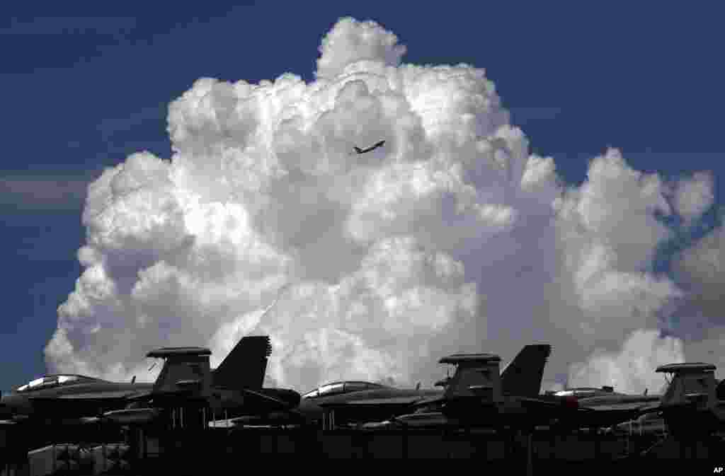 2017年10月2日，美国航空母舰罗纳德&middot;里根号访问香港时，一架商用飞机在上空飞过。 主要在亚太区执行安全任务的&ldquo;里根号&rdquo; 航母，2003年7月服役，舰载各类军机70架，包括F/A18大黄蜂战机。而&ldquo;里根号&rdquo; 航母打击群则是第七舰队的主要王牌作战力量。第七舰队隶属美军太平洋司令部下属的太平洋舰队。 &ldquo;里根号&rdquo;舰方安排多位能讲粤语和国语的男女水兵与媒体见面，其中有些是来自中国的移民。