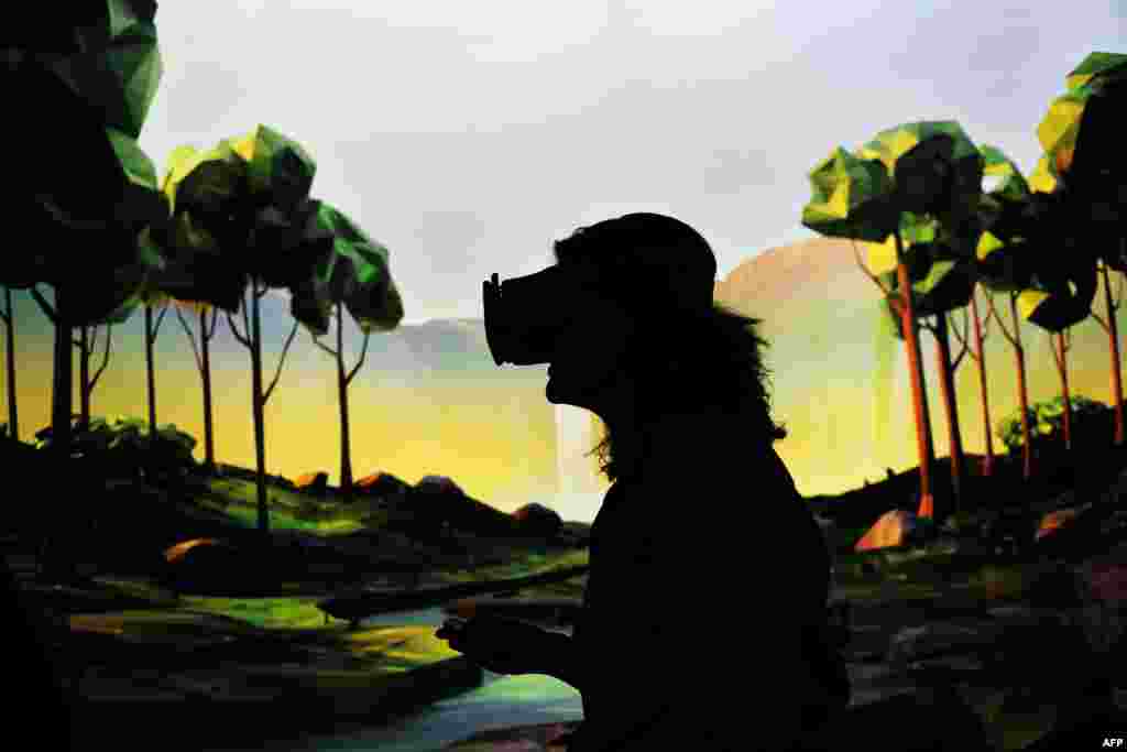 Seorang perempuan mencoba alat realitas maya "Daydream View" setelah dibukanya toko Google di kota New York.
