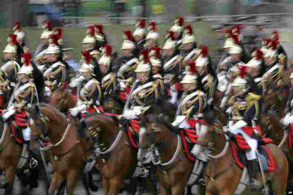 Tentara Republik Perancis menunggang kuda dalam parade perayaan tradisional Hari Bastille di Champs-Elysees, Paris (14/7). (AP/Remy de la Mauviniere)