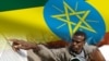 መራጮች የተመራጮችን ዝርዝር እየተመለከቱ