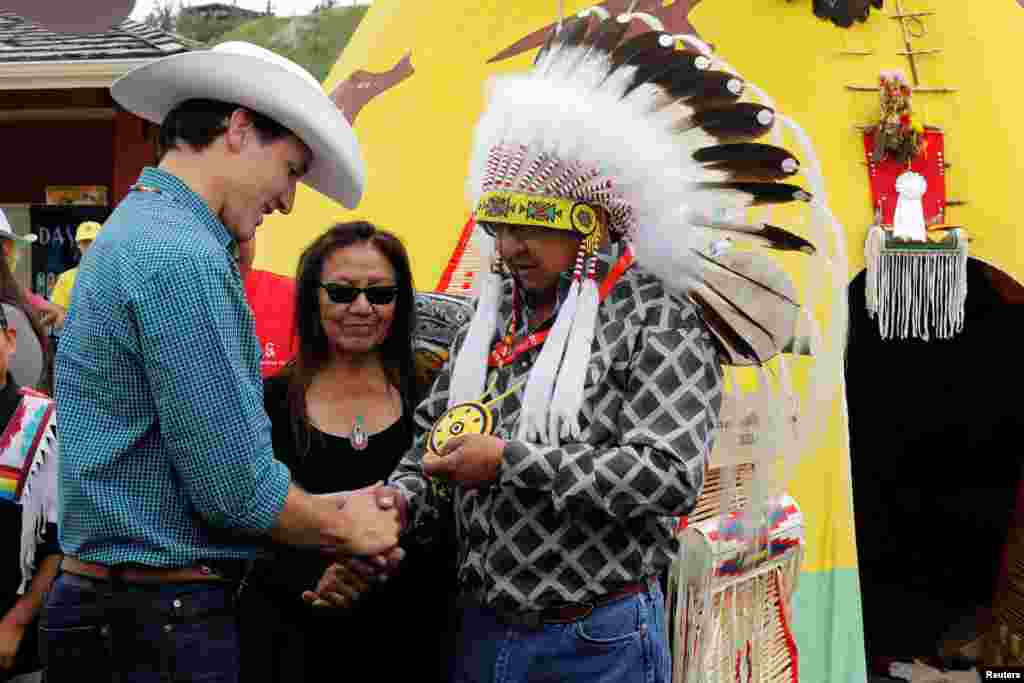 在卡加利牛仔节(Calgary Stampede),加拿大总理特鲁多和印第安人握手(2017年7月15日)。卡加利牛仔节是每年7月在加拿大亚伯达省卡加利(简称卡城)举行的博览会和牛仔竞技,为期十日,年度入场人数超过100万人次。
