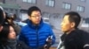 朱瑞峰1月28日应讯后接受守候在派出所外面的媒体采访。 （朱瑞峰）