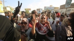Des manifestants soudanais scandent des slogans lors d'un rassemblement appelant à la dissolution de l'ancien parti au pouvoir et à la mise en jugement des anciens responsables à Khartoum, au Soudan, le 21 octobre 2019.