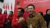 Basuki Tjahaja Purnama (Ahok/kanan) dan Djarot Saiful Hidayat (Djarot) di kantor DPP PDI Perjuangan Jakarta Selasa 20 September 2016 (Foto: VOA/Andylala).