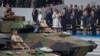 法军步兵战车在巴士底日阅兵时从川普、第一夫人梅拉妮娅·川普、法国总统马克龙和妻子布里吉特·马克龙面前驶过。(2017年7月14日)