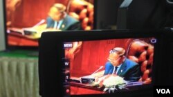 Heng Samrin, president of Cambodia's National Assembly is seen in this TV screen picture during a session to pass the controversial NGO law on Monday, July 13, 2015. (Neou Vannarin/VOA Khmer) 