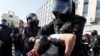 Privođenje demonstranta u Moskvi (Foto: REUTERS/Shamil Zhumatov)
