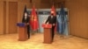 ARHIVA - Evropski komesar za proširenje Oliver Varhelji i crnogorski premijer Zdravko Krivokapić na konferenciji za novinare u Podgorici