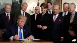 Trump potpisuje dokument kojim se uvode nove tarife Kini. 
