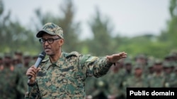 Prezida Paul Kagame na bamwe mu basirikare b'u Rwanda