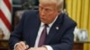Predsjednik Donald Tramp potpisuje uredbu o državljanstvu (Foto: AP/Evan Vucci)