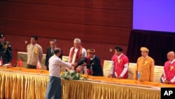 အပစ်ရပ်အဖွဲ့များနဲ့ သမ္မတဦးသိန်းစိန်- NCA အခမ်းအနား။ အောက်တိုဘာ ၁၅၊ ၂၀၁၅။