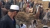 ئه‌فغانێکان به‌ دوای زه‌لێنێکی قورسله‌ گوندێک له‌ هه‌ریمی به‌ده‌خشان، له‌ باکووری خۆرهه‌ڵاتی ئه‌فغانستان له‌ 2ی مانگی مای به‌ دوای ئه‌و که‌سانه‌ دا ده‌گه‌ڕێن گیانیان له‌ ده‌ست داوه‌. وێنه‌: هومایون ڕه‌حمانی سه‌رۆکی پڕۆگرامی ڕێگا و بان له‌ ناوچه‌کانی دووره‌ده‌ستی ئه‌فغانستان.