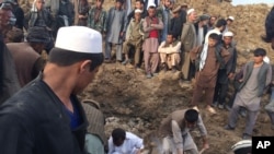 ئه‌فغانێکان به‌ دوای زه‌لێنێکی قورسله‌ گوندێک له‌ هه‌ریمی به‌ده‌خشان، له‌ باکووری خۆرهه‌ڵاتی ئه‌فغانستان له‌ 2ی مانگی مای به‌ دوای ئه‌و که‌سانه‌ دا ده‌گه‌ڕێن گیانیان له‌ ده‌ست داوه‌. وێنه‌: هومایون ڕه‌حمانی سه‌رۆکی پڕۆگرامی ڕێگا و بان له‌ ناوچه‌کانی دووره‌ده‌ستی ئه‌فغانستان.