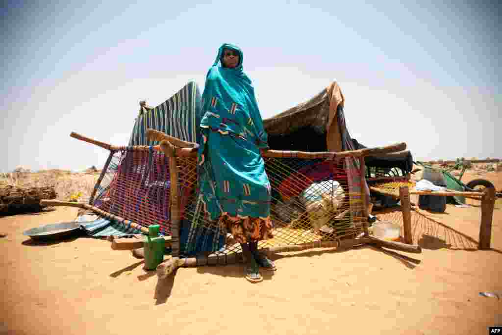 Seorang perempuan Sudan berdiri di depan tendanya di kamp pengungsi Zam-Zam di Darfur Utara.