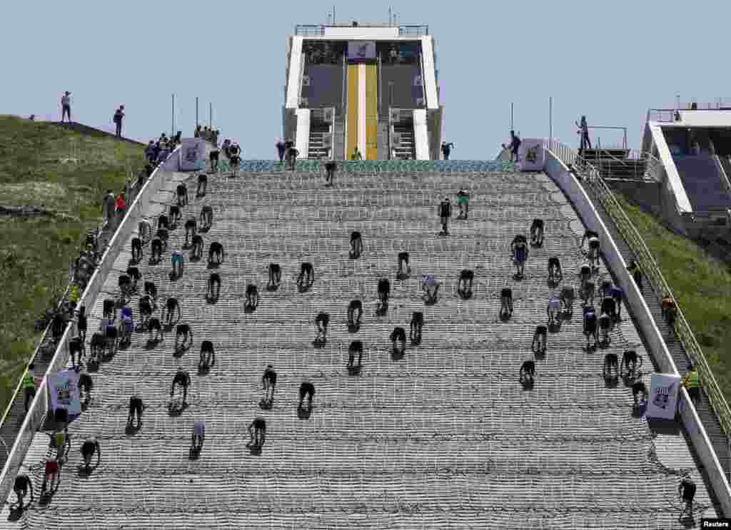 Para atlet berpacu dalam lomba lari sprint menanjak "Red Bull 400" di Almaty, Kazakhstan.