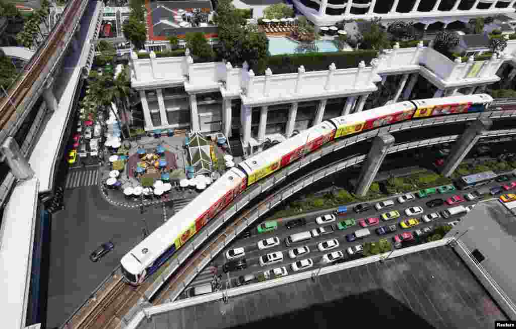 Kereta 'skytrain' di atas jalanan di kota Bangkok, Thailand.
