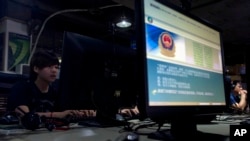 北京一家网吧电脑显示屏展示必须正确使用网络的警方告示