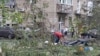 Radnici odnose tijelo osobe stradale u ruskom raketnom napadu u Mikolejaveu (Foto: REUTERS/Viktoria Lakezina)