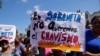 Simpatizantes del líder opositor Freddy Superlano, sostienen una pancarta con un mensaje que dice en español: "En Sabaneta no queremos el chavismo", en referencia a la política del fallecido presidente Hugo Chávez, durante una protesta en Barinas, Venezuela. Diciembre 4 de 2021.