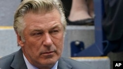 Arhiv - Glumac Alec Baldwin posmatra finalni teniski meč US Opena u New Yorku, 12. septembar