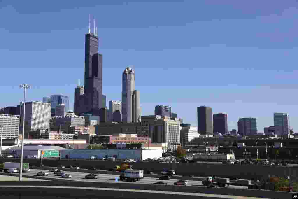 Menara Willis, yang sebelumnya dikenal sebagai Menara Sears, di Chicago, Illinois memiliki ketinggian 442 meter.