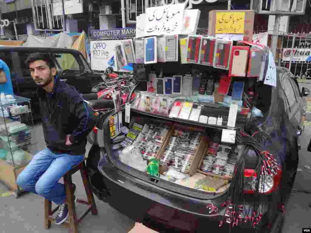فٹ پاتھ اور گاڑیوں میں دکانیں قائم کرنے والے یہ دکان دار صبح 8 بجے سے رات 9 بجے تک یہاں موجود رہتے ہیں۔ 