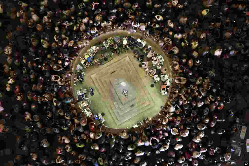 Para pengunjung memadati makam 'simbolik' pada Monumen Rekonsiliasi di Pretoria, Afrika Selatan saat sinar matahari bersinar di atas makam tersebut.