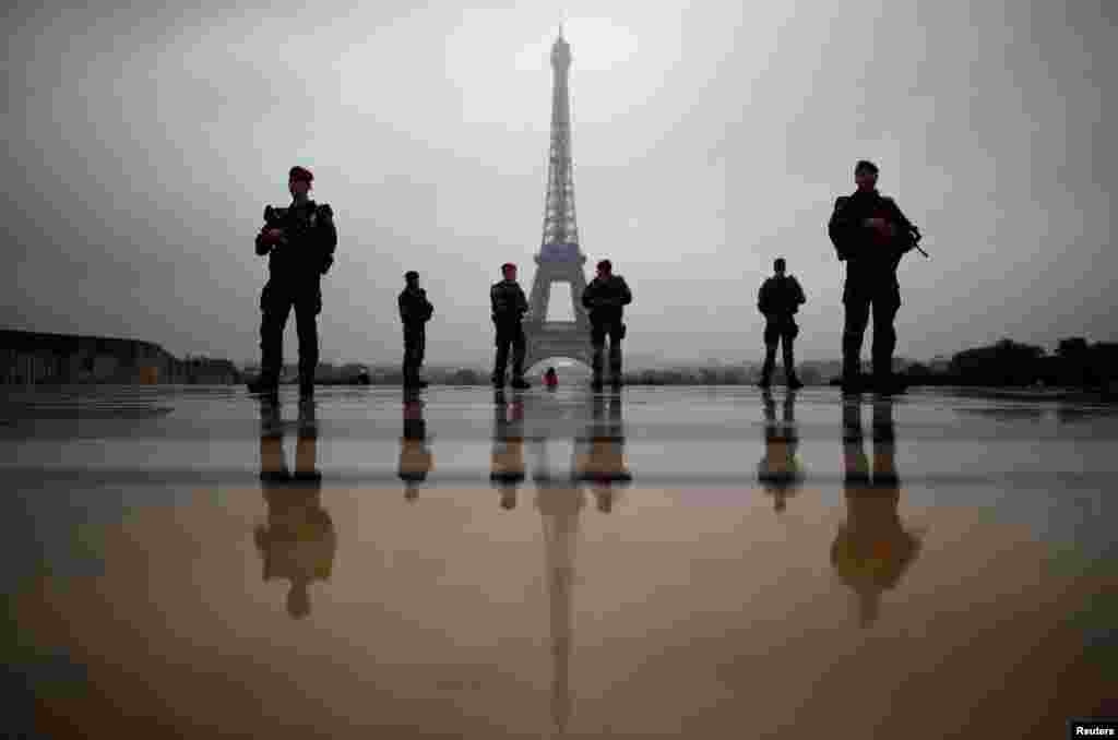 Sekelompok serdadu Perancis berpatroli dekat Menara Eiffel sebagai bagian rencana pengamanan “Sentinelle” di Paris.