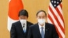 资料照：日本首相菅义伟（右）和外务大臣茂木敏充在东京首相府会晤到访的美国国务卿布林肯期间。（2021年3月16日）