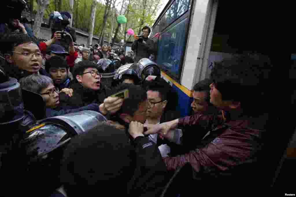 Polisi di Korea Selatan mencoba menahan demonstran dalam protes memperingati Hari Buruh di pusat kota Seoul (1/5).