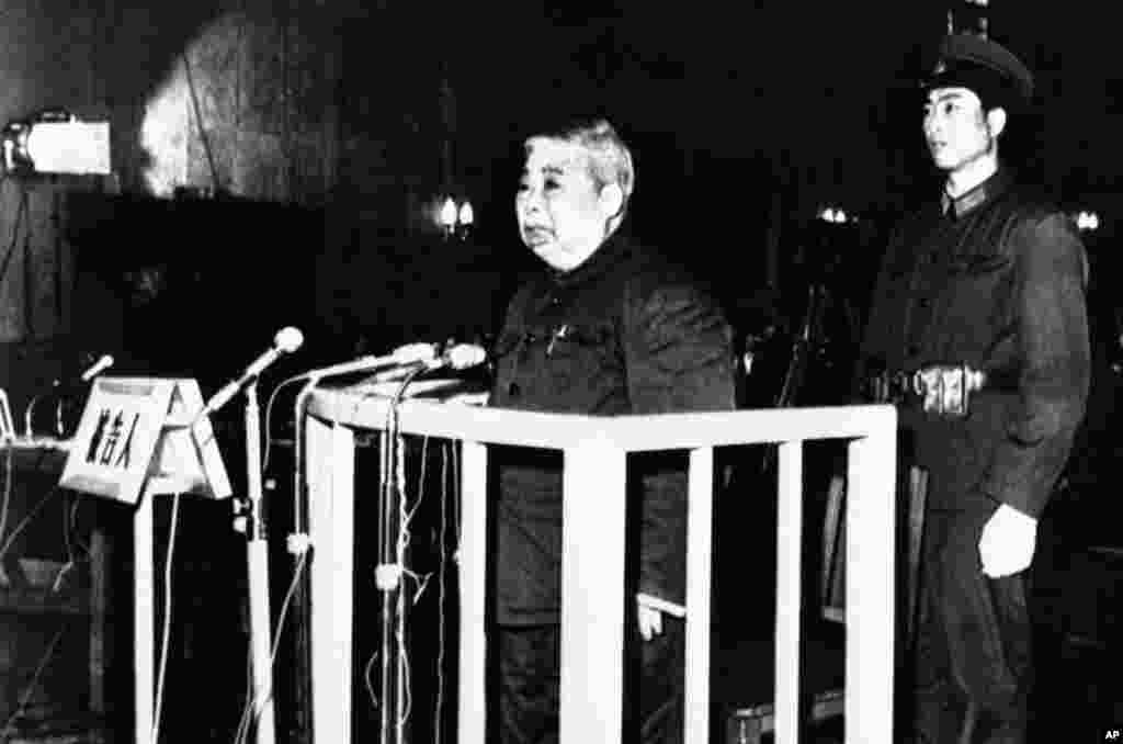 1980年11月23日,中华人民共和国前空军司令,65岁的吴法宪在北京接受审判,站在木栏杆后面。