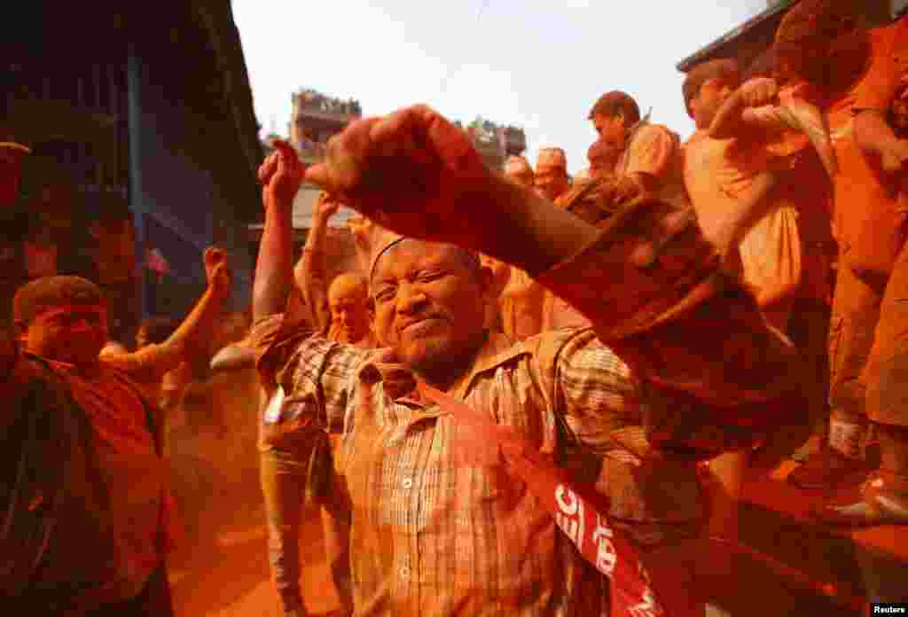 Warga Nepal merayakan festival &quot;Sindoor Jatra&quot; atau &#39;festival bubuk&#39; di kota Thimi, dekat ibukota Kathmandu. Festival ini dirayakan untuk memperingati Tahun Baru Nepal dan awal musim semi.
