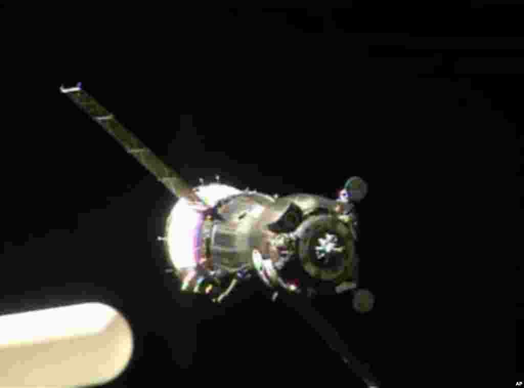 Pesawat Soyuz TMA-09M yang membawa 36 awak ekspedisi baru mendekati Stasiun Antariksa Internasional (29/5). (NASA)