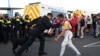 Arhiva -Policajac zaustavlja demonstranta tokom demonstracija koje su sazvali ekstremno desničarski aktivisti u Vejmutu, na jugozapadnoj obali Engleske, gde je privezana barža za smeštaj migranata Bibi Stokholm, 4. avgusta 2024.
