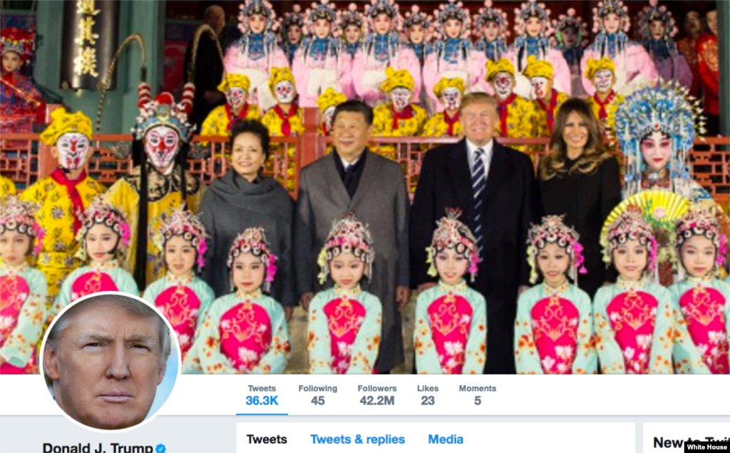 美国的唐纳德·川普总统和第一夫人梅拉尼亚,中国主席习近平和夫人彭丽媛在北京紫禁城观赏京剧后和演员合影,川普总统推特账号的顶部背景照片一度换成了这张合影(2017年11月8日)。
